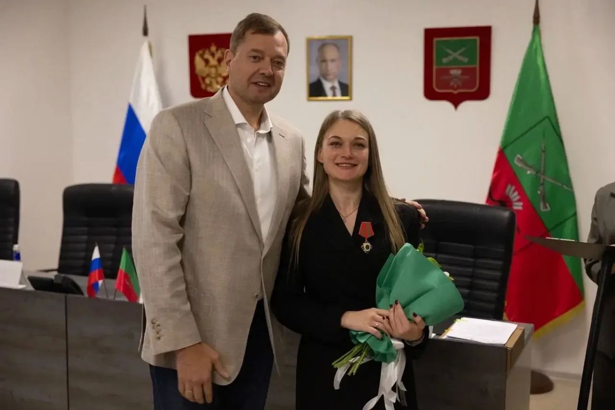 Евгений Балицкий: Большой честью для меня было вручить высокие государственные награды от Президента и Правительства Российской Федерации работникам Администрации Губернатора и Правительства Запорожской области, медицинским... Евгений Балицкий: Большой честью для меня было вручить высокие государственные награды от Президента и Правительства Российской Федерации работникам Администрации Губернатора и Правительства Запорожской области, медицинским...