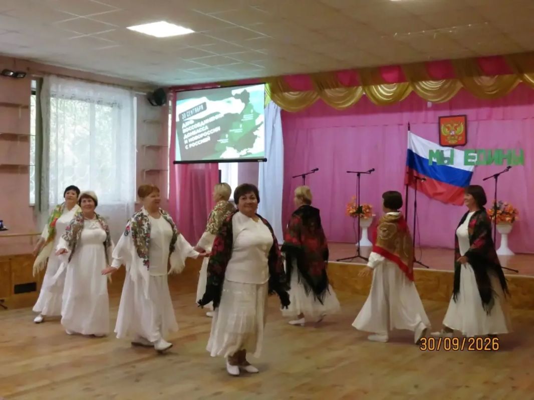 С Россией в сердце. Сегодня в стенах МКУ ЦКиД «Современник» города Бердянск прошло торжественное мероприятие «С Россией в сердце» , посвященное важной исторической дате — воссоединению новых территорий с Российской... С Россией в сердце. Сегодня в стенах МКУ ЦКиД «Современник» города Бердянск прошло торжественное мероприятие «С Россией в сердце» , посвященное важной исторической дате — воссоединению новых территорий с Российской...