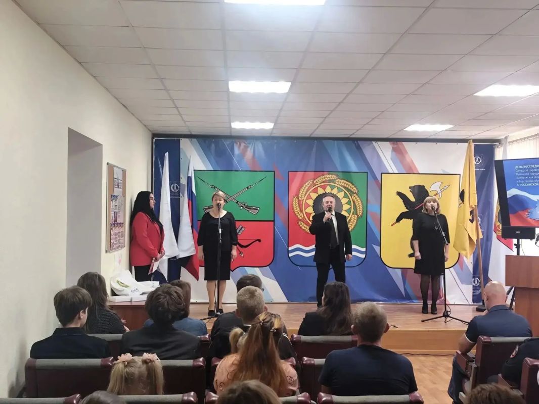 30 сентября работники культуры Акимовского муниципального округа приняли участие в торжественном мероприятии, посвященном Дню воссоединения ДНР, ЛНР, Запорожской области и Херсонской области 30 сентября работники культуры Акимовского муниципального округа приняли участие в торжественном мероприятии, посвященном Дню воссоединения ДНР, ЛНР, Запорожской области и Херсонской области