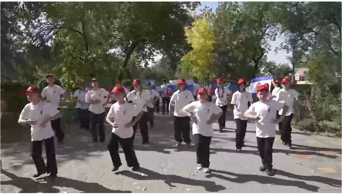 В школе №4 прошел флешмоб от активистов «Движения Первых» В школе №4 прошел флешмоб от активистов «Движения Первых»