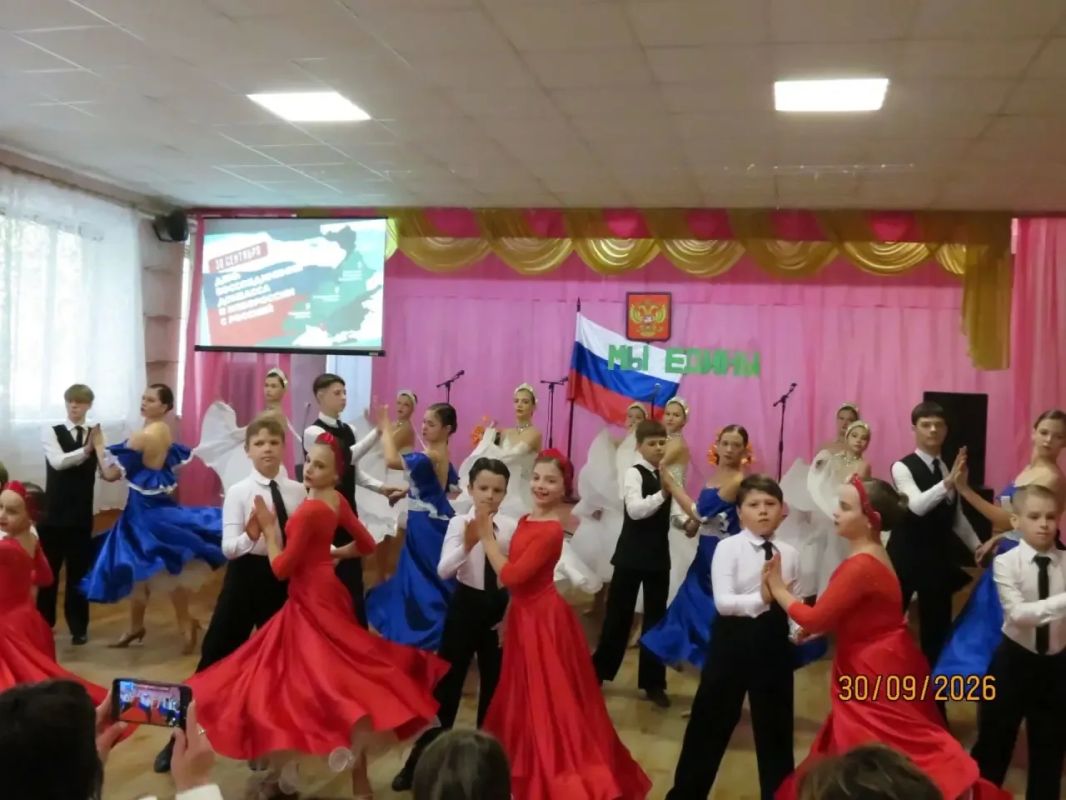 С Россией в сердце. Сегодня в стенах МКУ ЦКиД «Современник» города Бердянск прошло торжественное мероприятие «С Россией в сердце» , посвященное важной исторической дате — воссоединению новых территорий с Российской... С Россией в сердце. Сегодня в стенах МКУ ЦКиД «Современник» города Бердянск прошло торжественное мероприятие «С Россией в сердце» , посвященное важной исторической дате — воссоединению новых территорий с Российской...