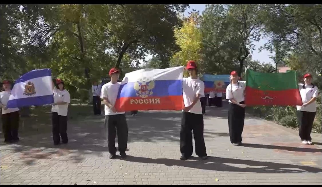 В школе №4 прошел флешмоб от активистов «Движения Первых» В школе №4 прошел флешмоб от активистов «Движения Первых»