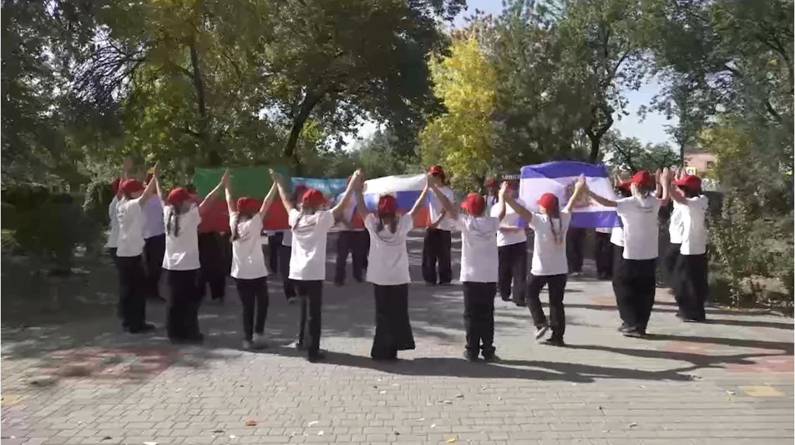 В школе №4 прошел флешмоб от активистов «Движения Первых» В школе №4 прошел флешмоб от активистов «Движения Первых»