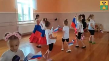 В Мелитопольском муниципальном округе состоялся праздничный флешмоб, посвящённый Дню воссоединения