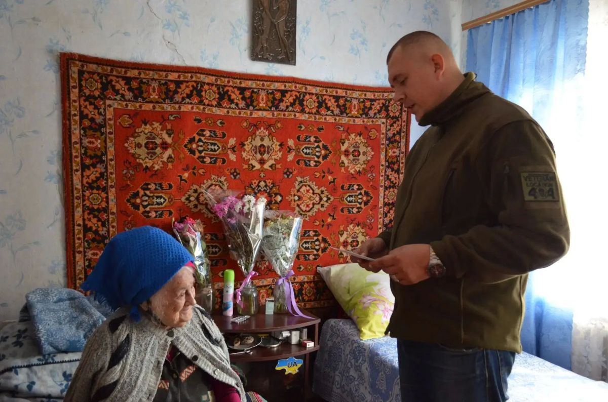 Почёт ветеранам!. Председатель окружного Совета депутатов, ветеран СВО Никита Иванович Комелов лично вручил ветеранам Великой Отечественной войны письма с персональными поздравлениями от Президента Российской Федерации Почёт ветеранам!. Председатель окружного Совета депутатов, ветеран СВО Никита Иванович Комелов лично вручил ветеранам Великой Отечественной войны письма с персональными поздравлениями от Президента Российской Федерации