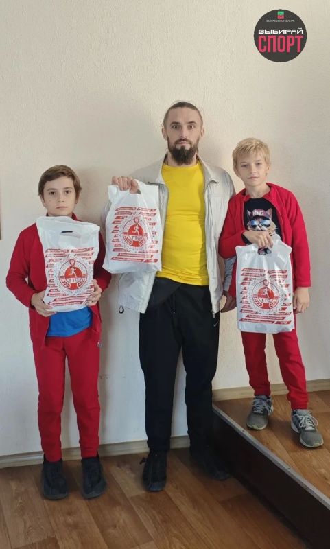 По поручению Министерства физической культуры и спорта Запорожской области, заместитель Главы Бердянского городского округа по социальным вопросам Александр Бурдин вручил памятные подарки участникам из Бердянска, принявшим... По поручению Министерства физической культуры и спорта Запорожской области, заместитель Главы Бердянского городского округа по социальным вопросам Александр Бурдин вручил памятные подарки участникам из Бердянска, принявшим...
