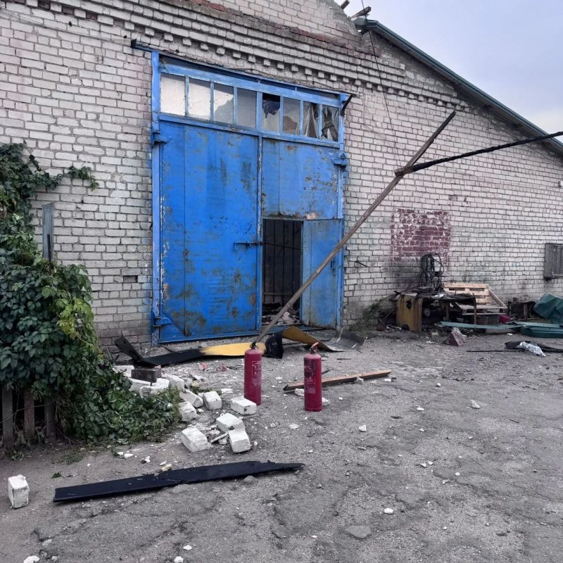 Этой ночью в Тимошовке Запорожской области серьёзно повреждены ангары сельскохозяйственного предприятия Этой ночью в Тимошовке Запорожской области серьёзно повреждены ангары сельскохозяйственного предприятия