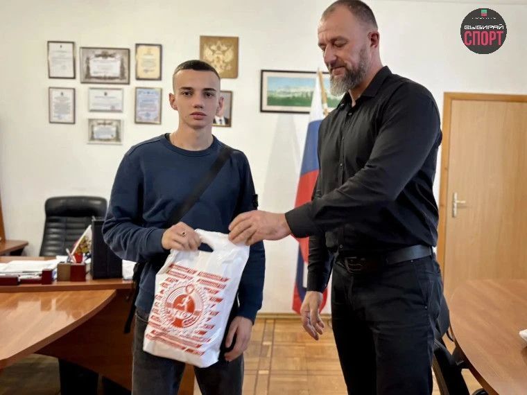 По поручению Министерства физической культуры и спорта Запорожской области, заместитель Главы Бердянского городского округа по социальным вопросам Александр Бурдин вручил памятные подарки участникам из Бердянска, принявшим... По поручению Министерства физической культуры и спорта Запорожской области, заместитель Главы Бердянского городского округа по социальным вопросам Александр Бурдин вручил памятные подарки участникам из Бердянска, принявшим...