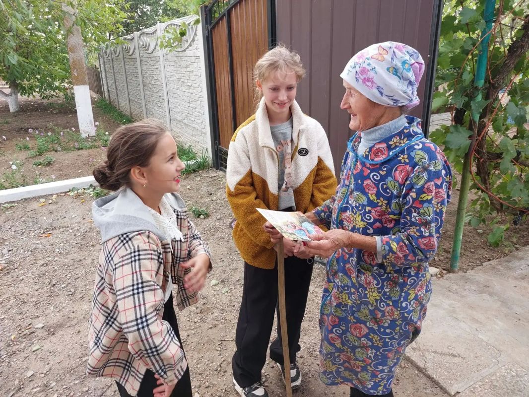 Сотрудники Горьковского СДК с воспитанниками поздравили жителей старшего поколения с праздником — Днём пожилого человека Сотрудники Горьковского СДК с воспитанниками поздравили жителей старшего поколения с праздником — Днём пожилого человека