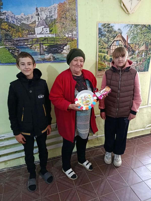 Воспитанники Анновского СК поздравили односельчан с Днём людей почетного возраста Воспитанники Анновского СК поздравили односельчан с Днём людей почетного возраста