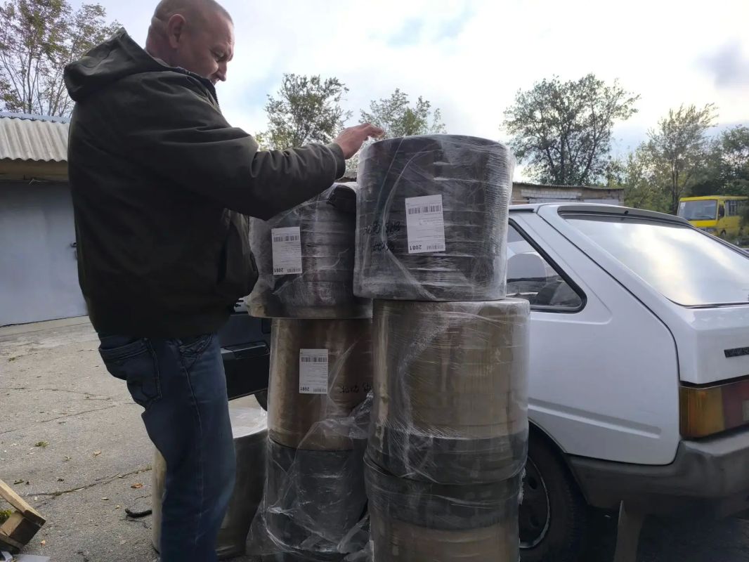 Члены акимовской волонтерской группы "Мы вместе с вами" Благотворительной Автономной Некоммерческой Организации "Золотые руки Ангела" (г. Москва) ежедневно трудятся в своей маленькой мастерской над плетением маскировочных... Члены акимовской волонтерской группы "Мы вместе с вами" Благотворительной Автономной Некоммерческой Организации "Золотые руки Ангела" (г. Москва) ежедневно трудятся в своей маленькой мастерской над плетением маскировочных...