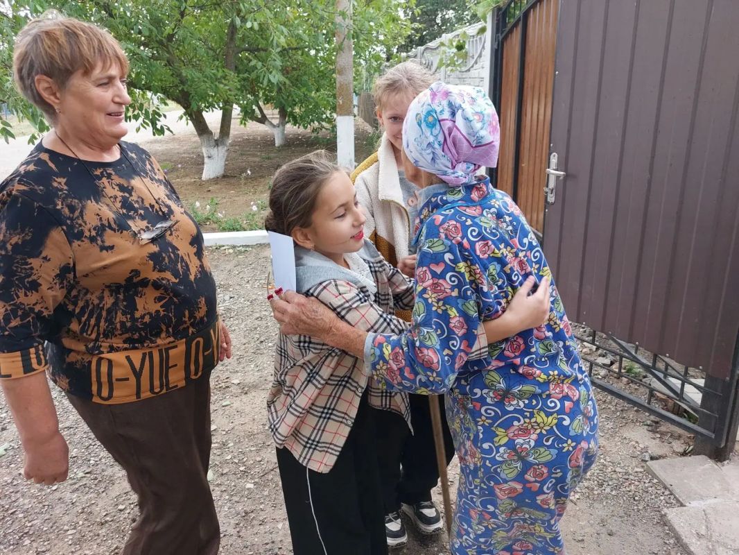Сотрудники Горьковского СДК с воспитанниками поздравили жителей старшего поколения с праздником — Днём пожилого человека Сотрудники Горьковского СДК с воспитанниками поздравили жителей старшего поколения с праздником — Днём пожилого человека