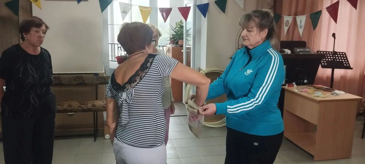 ЭКСКЛЮЗИВ В Бердянске ко Дню пожилого человека прошла акция «Обойдись без докторов!» ЭКСКЛЮЗИВ В Бердянске ко Дню пожилого человека прошла акция «Обойдись без докторов!»