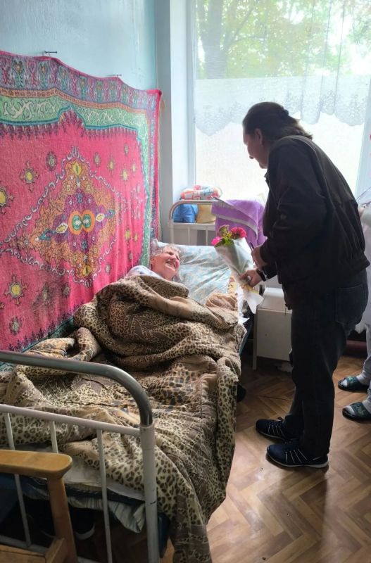 С добрыми пожеланиями: отдел молодежной политики поздравил пациентов больницы С добрыми пожеланиями: отдел молодежной политики поздравил пациентов больницы