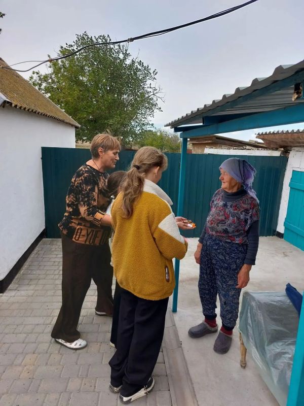 Сотрудники Горьковского СДК с воспитанниками поздравили жителей старшего поколения с праздником — Днём пожилого человека Сотрудники Горьковского СДК с воспитанниками поздравили жителей старшего поколения с праздником — Днём пожилого человека