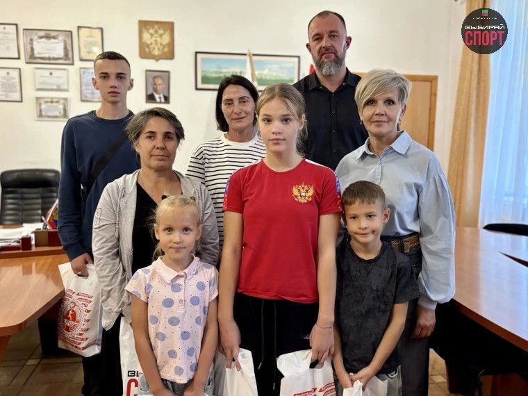По поручению Министерства физической культуры и спорта Запорожской области, заместитель Главы Бердянского городского округа по социальным вопросам Александр Бурдин вручил памятные подарки участникам из Бердянска, принявшим... По поручению Министерства физической культуры и спорта Запорожской области, заместитель Главы Бердянского городского округа по социальным вопросам Александр Бурдин вручил памятные подарки участникам из Бердянска, принявшим...