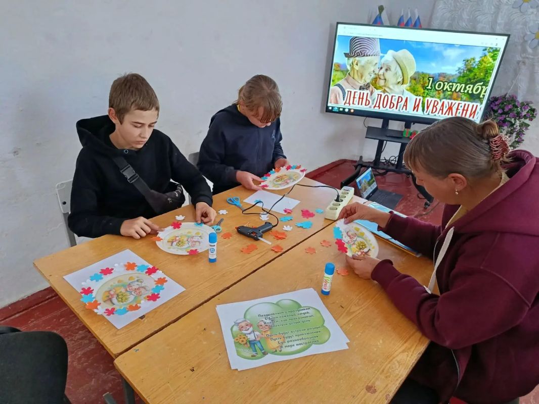 Воспитанники Анновского СК поздравили односельчан с Днём людей почетного возраста Воспитанники Анновского СК поздравили односельчан с Днём людей почетного возраста