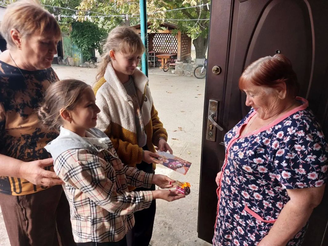 Сотрудники Горьковского СДК с воспитанниками поздравили жителей старшего поколения с праздником — Днём пожилого человека