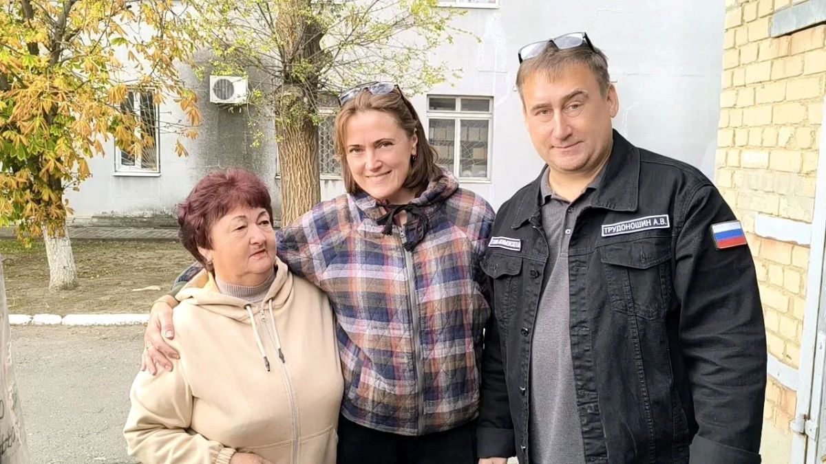 Члены акимовской волонтерской группы "Мы вместе с вами" Благотворительной Автономной Некоммерческой Организации "Золотые руки Ангела" (г. Москва) ежедневно трудятся в своей маленькой мастерской над плетением маскировочных... Члены акимовской волонтерской группы "Мы вместе с вами" Благотворительной Автономной Некоммерческой Организации "Золотые руки Ангела" (г. Москва) ежедневно трудятся в своей маленькой мастерской над плетением маскировочных...