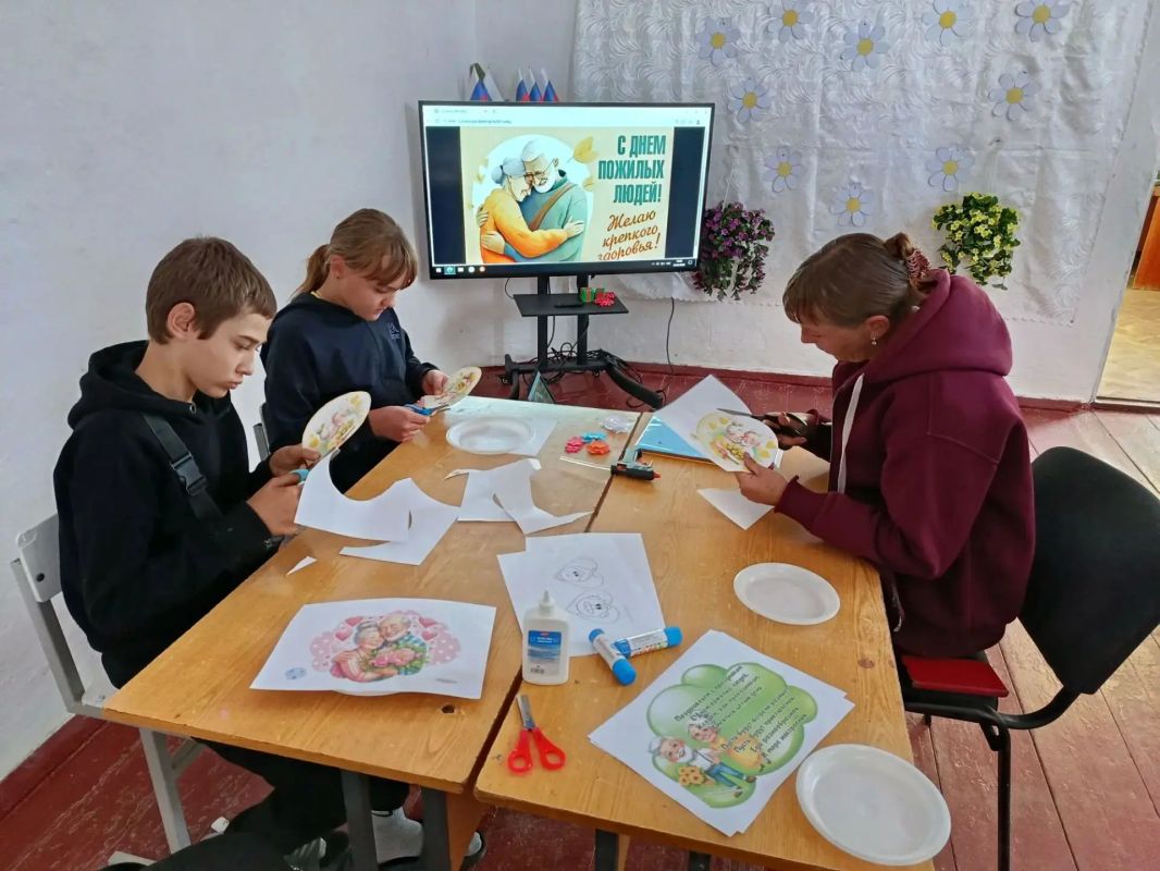 Воспитанники Анновского СК поздравили односельчан с Днём людей почетного возраста Воспитанники Анновского СК поздравили односельчан с Днём людей почетного возраста