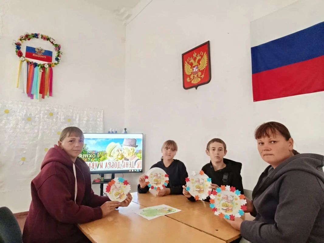 Воспитанники Анновского СК поздравили односельчан с Днём людей почетного возраста Воспитанники Анновского СК поздравили односельчан с Днём людей почетного возраста