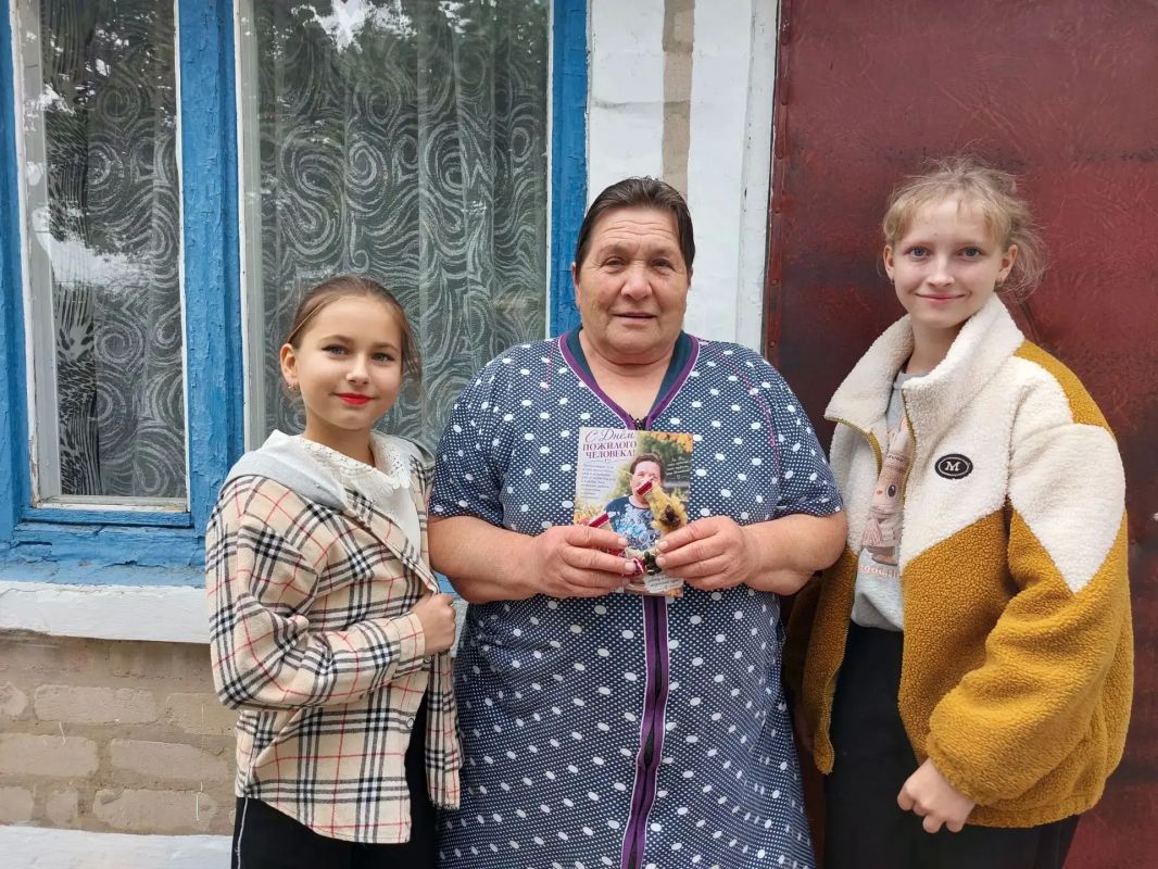 Сотрудники Горьковского СДК с воспитанниками поздравили жителей старшего поколения с праздником — Днём пожилого человека Сотрудники Горьковского СДК с воспитанниками поздравили жителей старшего поколения с праздником — Днём пожилого человека