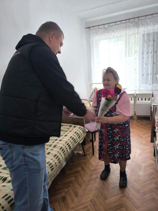 С добрыми пожеланиями: отдел молодежной политики поздравил пациентов больницы