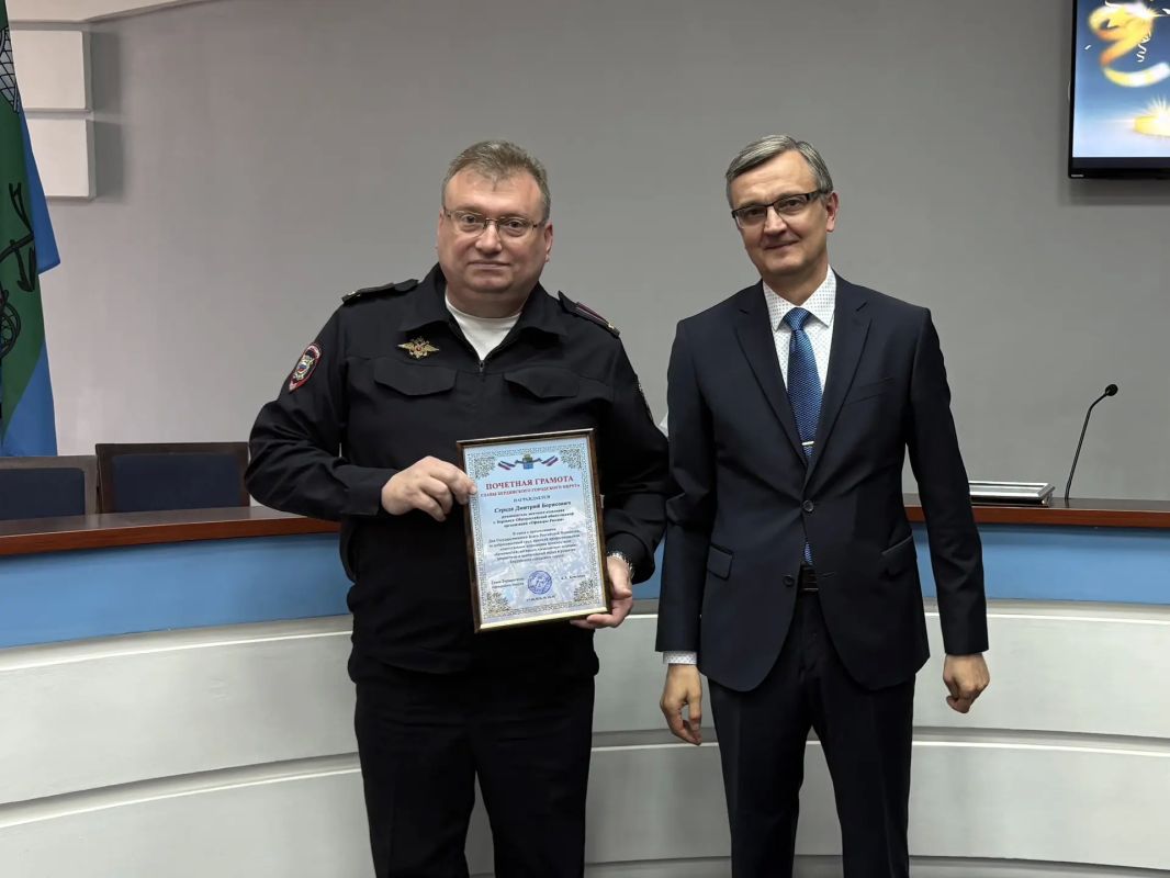 В Бердянске вручили награды за профессионализм и вклад в развитие города В Бердянске вручили награды за профессионализм и вклад в развитие города