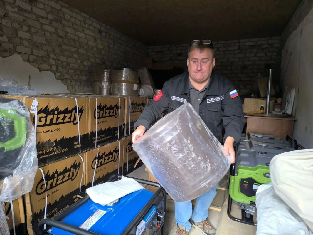 Члены акимовской волонтерской группы "Мы вместе с вами" Благотворительной Автономной Некоммерческой Организации "Золотые руки Ангела" (г. Москва) ежедневно трудятся в своей маленькой мастерской над плетением маскировочных... Члены акимовской волонтерской группы "Мы вместе с вами" Благотворительной Автономной Некоммерческой Организации "Золотые руки Ангела" (г. Москва) ежедневно трудятся в своей маленькой мастерской над плетением маскировочных...