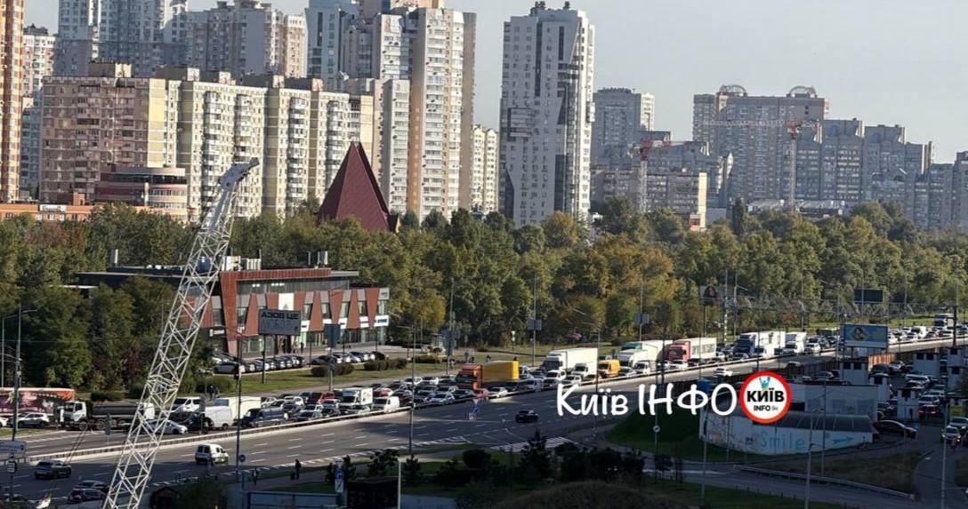 После ночных ударов по мостам Киев в транспортном коллапсе После ночных ударов по мостам Киев в транспортном коллапсе