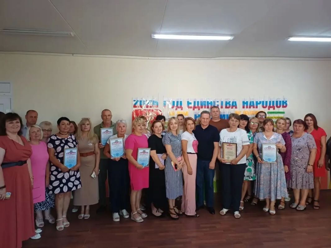 Дорогие учителя! Примите искренние поздравления с вашим профессиональным праздником – Днём учителя! Дорогие учителя! Примите искренние поздравления с вашим профессиональным праздником – Днём учителя!