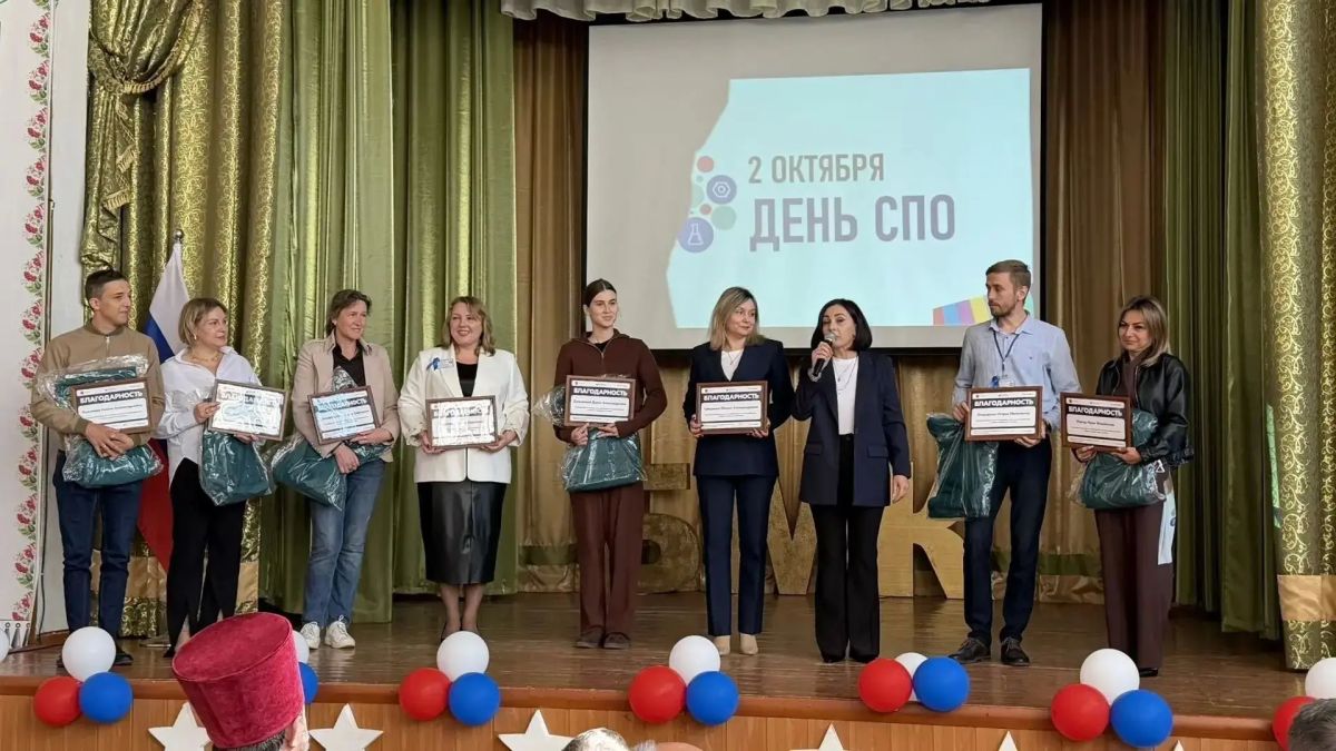 В Бердянском медколледже прошел праздник в честь Дня учителя и Дня среднего профессионального орбразования В Бердянском медколледже прошел праздник в честь Дня учителя и Дня среднего профессионального орбразования