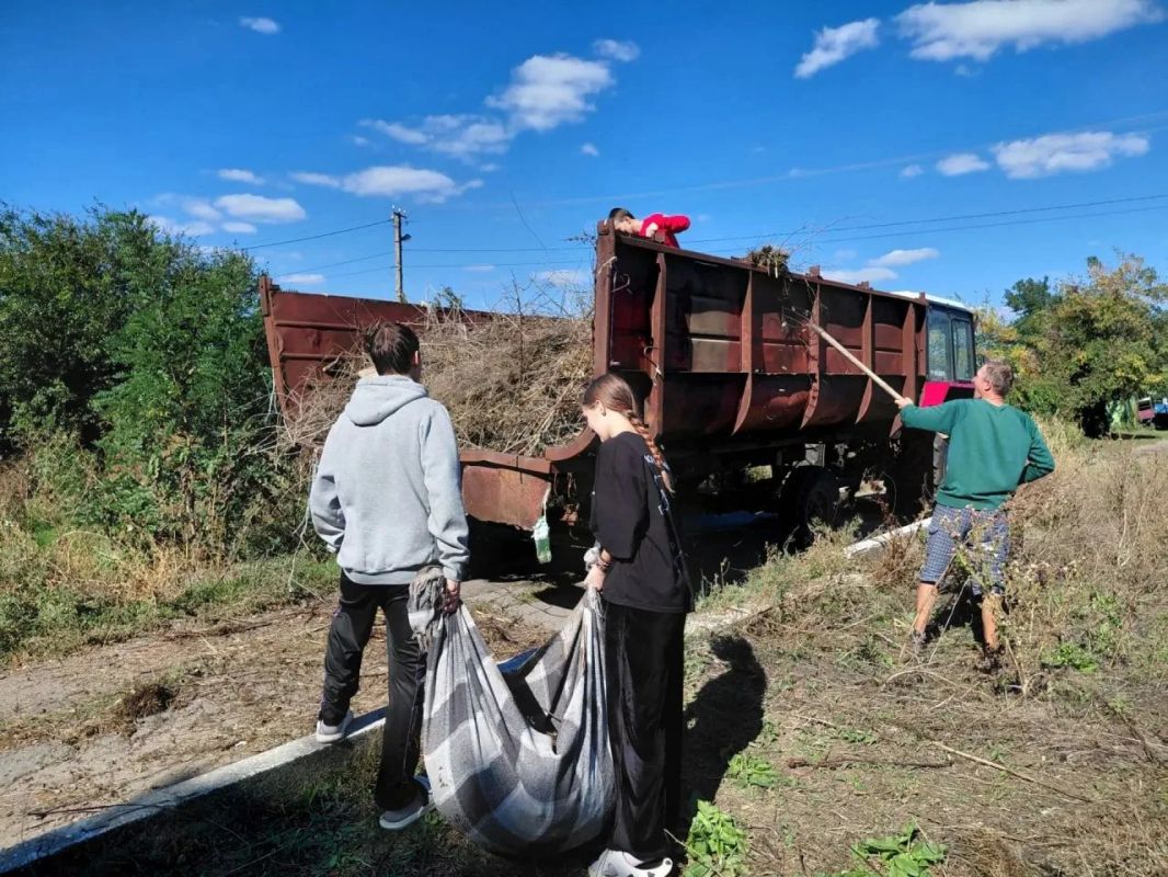 Осенняя уборка в Азовском. Жители села Азовское показали, как важно заботиться о родном поселке: своими силами они провели осеннюю уборку территории Осенняя уборка в Азовском. Жители села Азовское показали, как важно заботиться о родном поселке: своими силами они провели осеннюю уборку территории