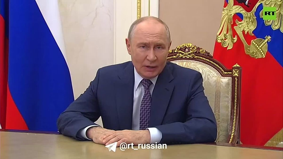 «В основе любых успехов — труд учителя»: Путин поздравил педагогов с профессиональным праздником