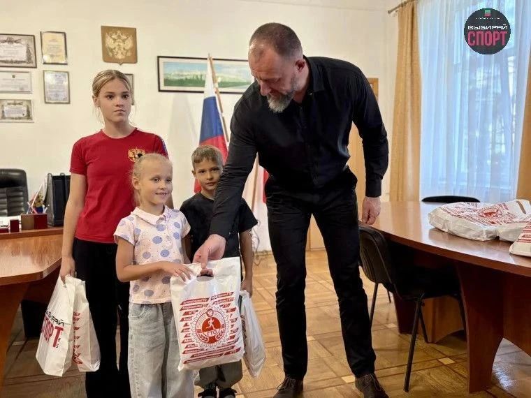 По поручению Министерства физической культуры и спорта Запорожской области, заместитель Главы Бердянского городского округа по социальным вопросам Александр Бурдин вручил памятные подарки участникам из Бердянска и Приморска... По поручению Министерства физической культуры и спорта Запорожской области, заместитель Главы Бердянского городского округа по социальным вопросам Александр Бурдин вручил памятные подарки участникам из Бердянска и Приморска...