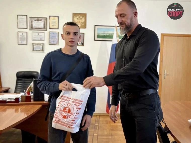По поручению Министерства физической культуры и спорта Запорожской области, заместитель Главы Бердянского городского округа по социальным вопросам Александр Бурдин вручил памятные подарки участникам из Бердянска и Приморска... По поручению Министерства физической культуры и спорта Запорожской области, заместитель Главы Бердянского городского округа по социальным вопросам Александр Бурдин вручил памятные подарки участникам из Бердянска и Приморска...
