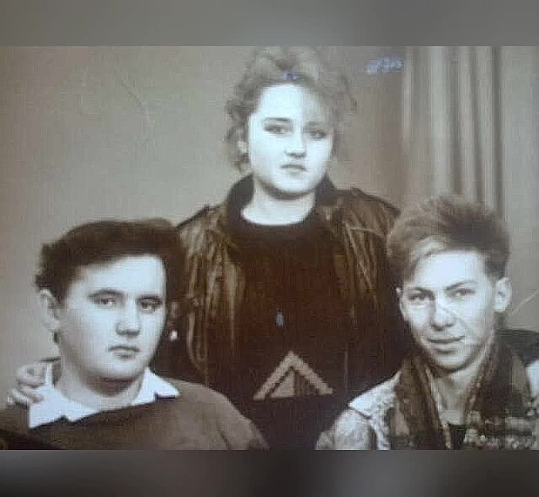 Дорогие наши учителя!. Годы нашей жизни промелькнут, как перелетные птицы, и многие воспоминания померкнут, как старые фотографии, но вас мы никогда не забудем