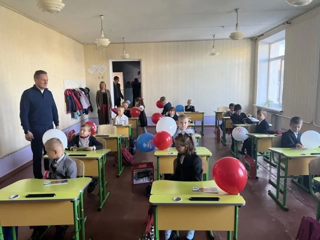 Дорогие учителя! Примите искренние поздравления с вашим профессиональным праздником – Днём учителя! Дорогие учителя! Примите искренние поздравления с вашим профессиональным праздником – Днём учителя!
