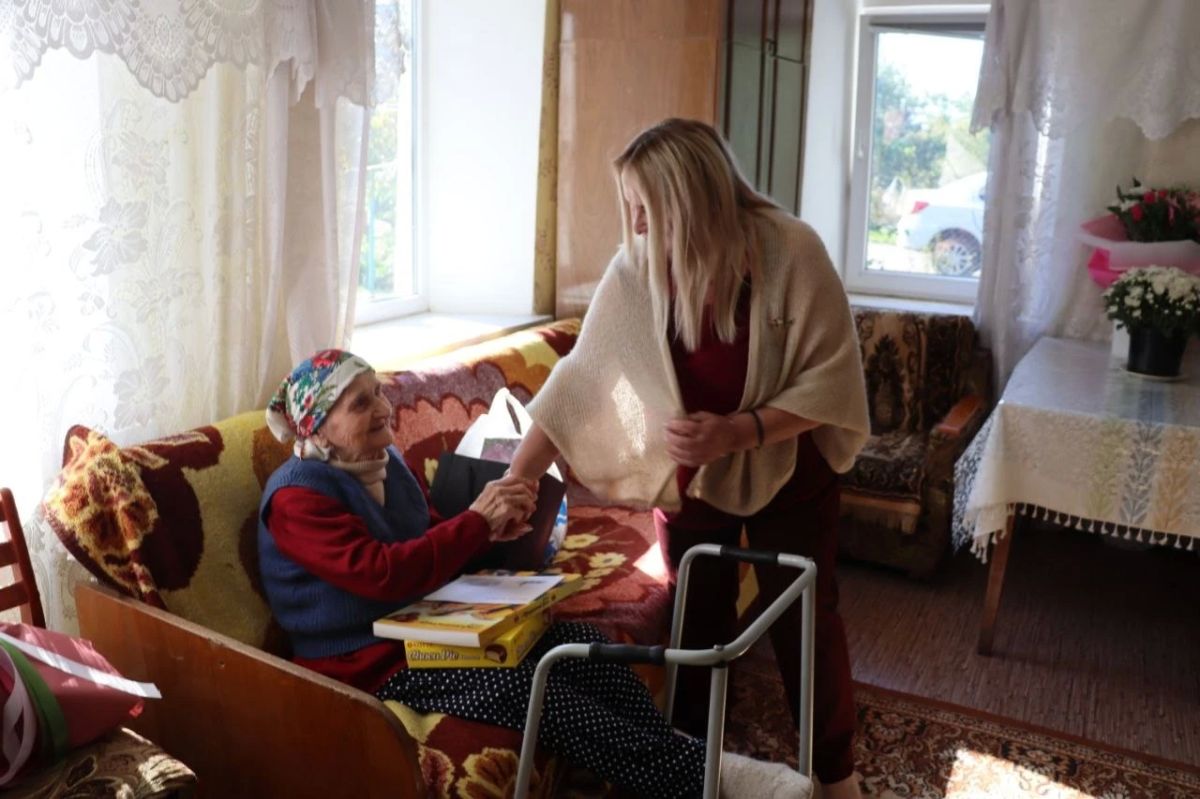 96-летней жительнице из Азовского передали личное поздравление от Владимира Путина 96-летней жительнице из Азовского передали личное поздравление от Владимира Путина