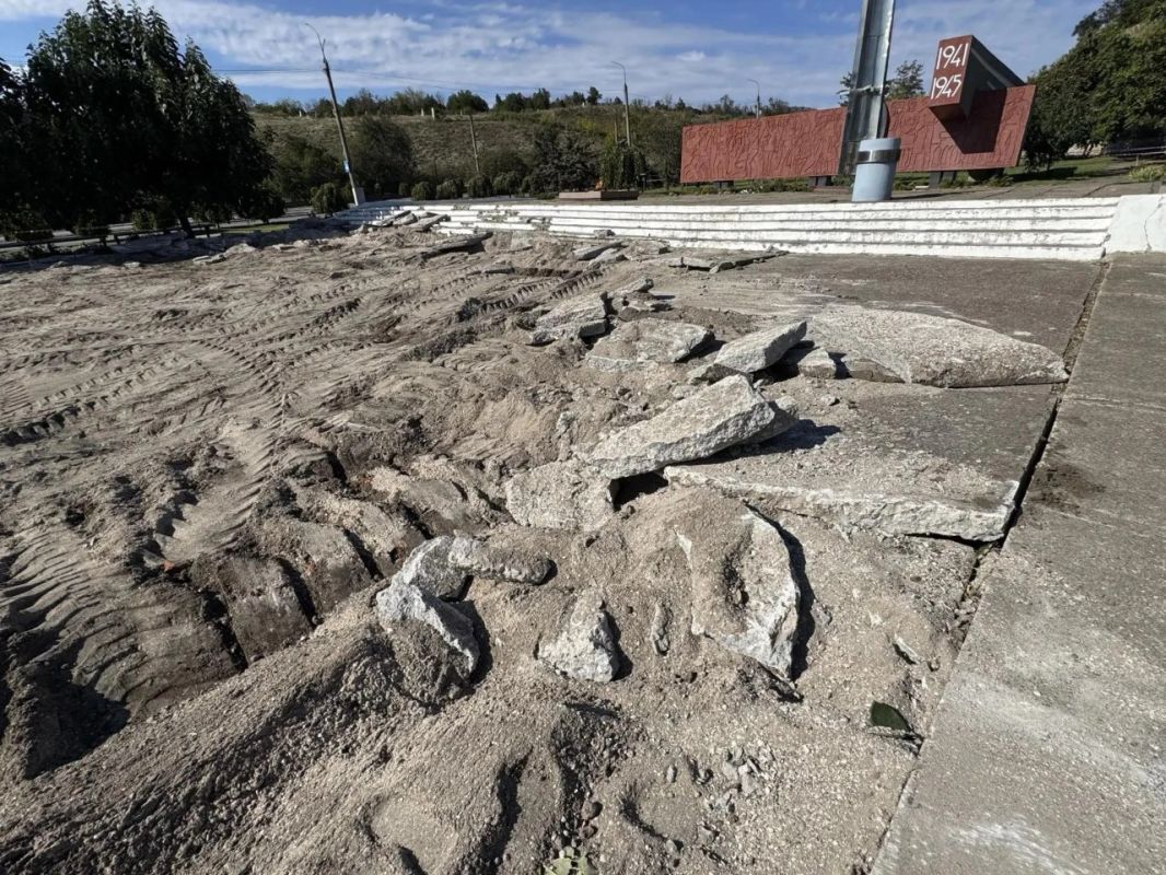 В Бердянске приступили к благоустройству мемориального комплекса «Вечный огонь» В Бердянске приступили к благоустройству мемориального комплекса «Вечный огонь»