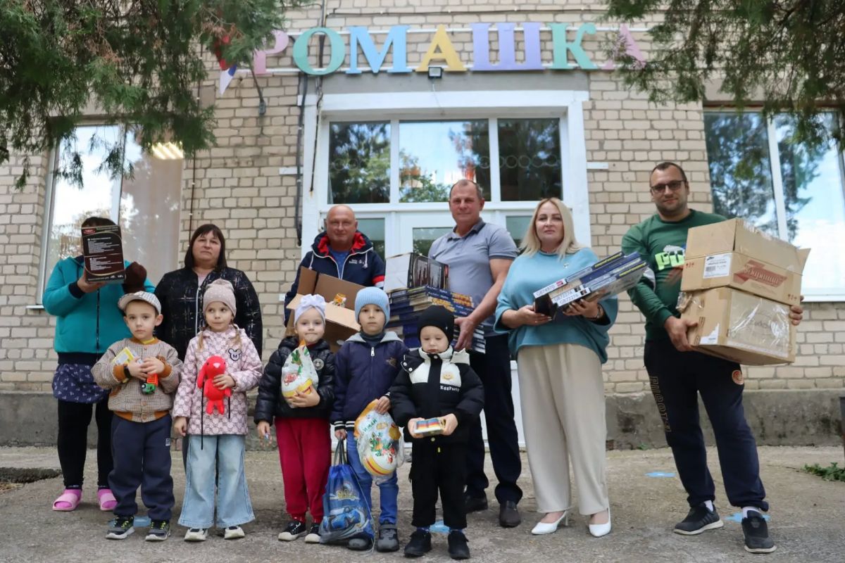 «Забота о подрастающем поколении»: в детский сад села Дмитровка передали подарки в честь дня рождения Президента «Забота о подрастающем поколении»: в детский сад села Дмитровка передали подарки в честь дня рождения Президента