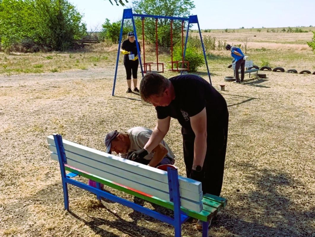 Детская площадка в Малом Утлюге стала ярче Детская площадка в Малом Утлюге стала ярче
