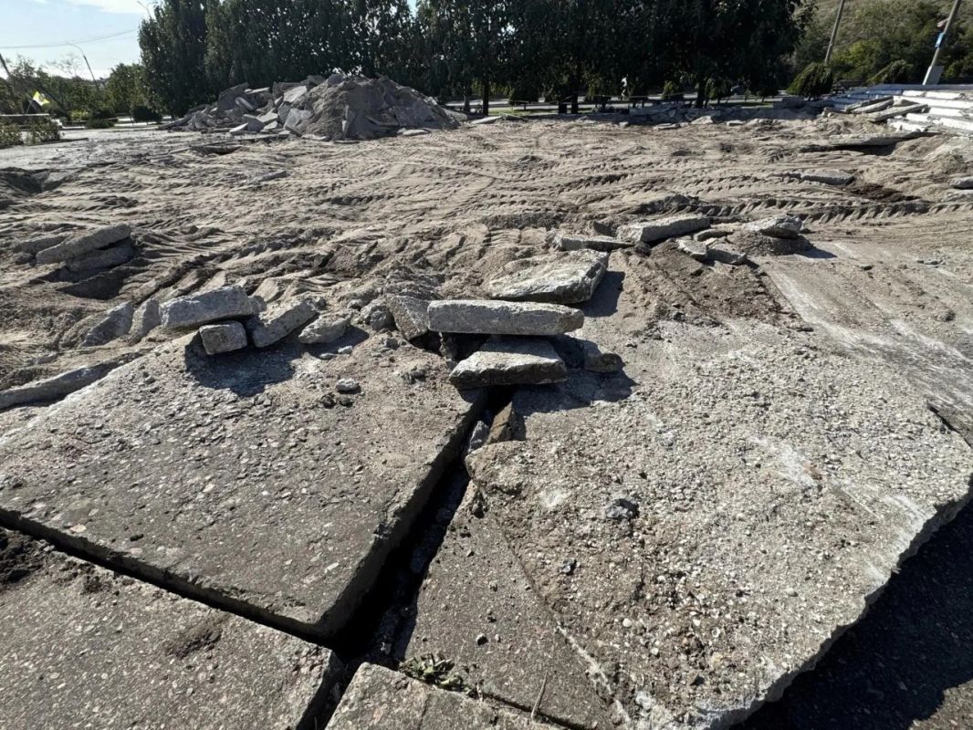 В Бердянске приступили к благоустройству мемориального комплекса «Вечный огонь» В Бердянске приступили к благоустройству мемориального комплекса «Вечный огонь»