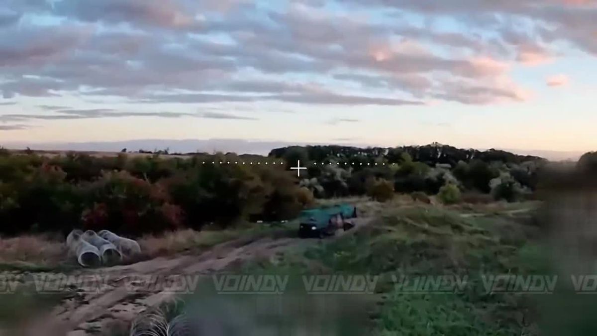 Операторы БпЛА 14 отдельной бригады спецназа группировки войск "Восток" пресекли ротацию и подвоз боеприпасов на позиции противника, уничтожив технику с живой силой ВСУ на Запорожской области