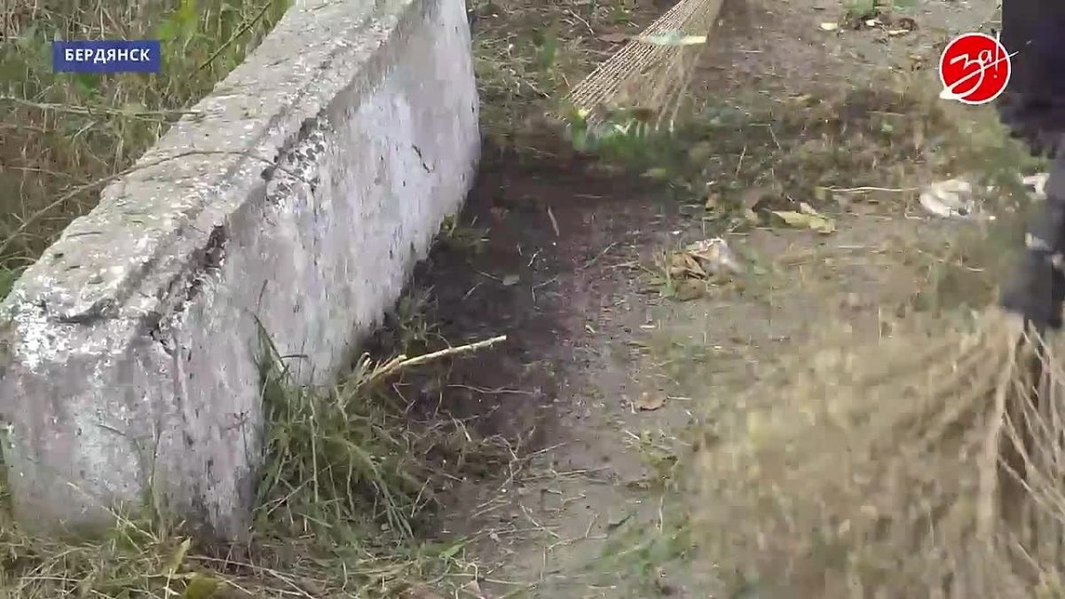 В Бердянске сотрудники предприятия «Благоустройство» приступили к наведению порядка на Горбатом мосту