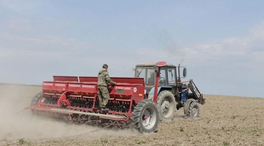 Тракторист из Запорожской области получил благодарность Президента за трудовые успехи