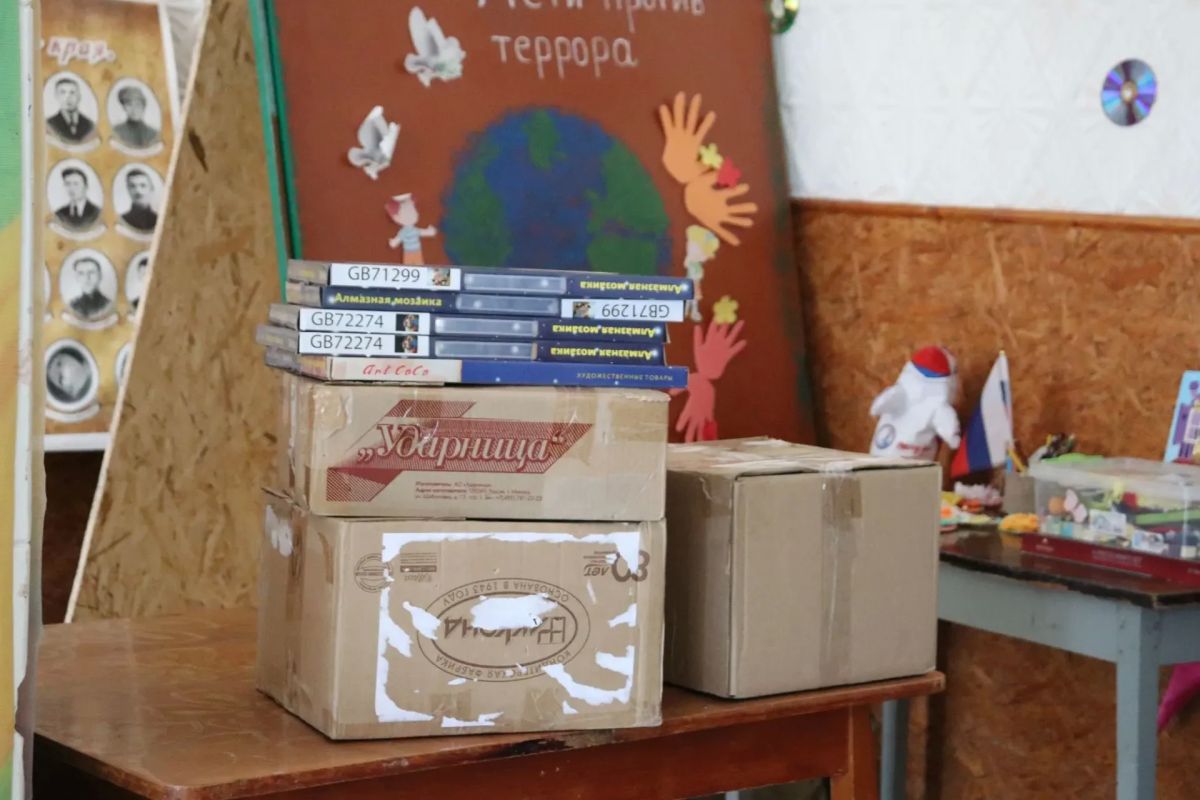 «Поддержка творчества и талантов»: в ДК села Азовское передали материалы для юных умельцев «Поддержка творчества и талантов»: в ДК села Азовское передали материалы для юных умельцев