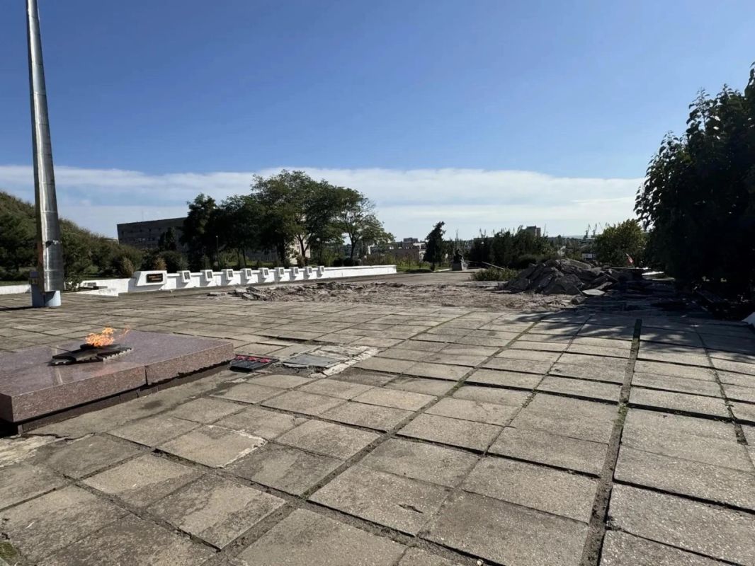 В Бердянске приступили к благоустройству мемориального комплекса «Вечный огонь» В Бердянске приступили к благоустройству мемориального комплекса «Вечный огонь»