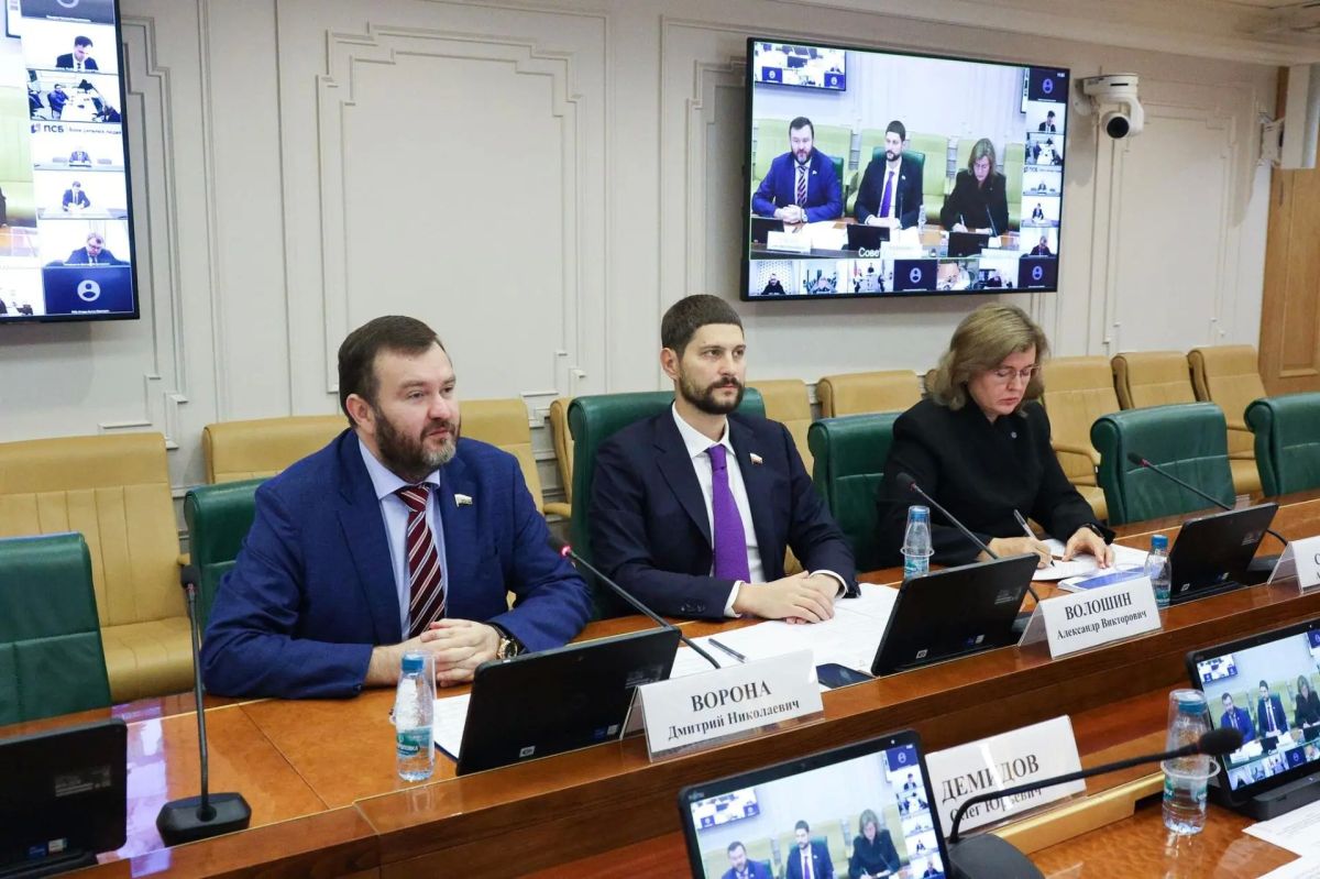Дмитрий Ворона: Продолжаем серию рабочих встреч по ТЭК воссоединенных регионов – сегодня провели в Совете Федерации очередное совещание совместно с Александром Викторовичем Волошиным