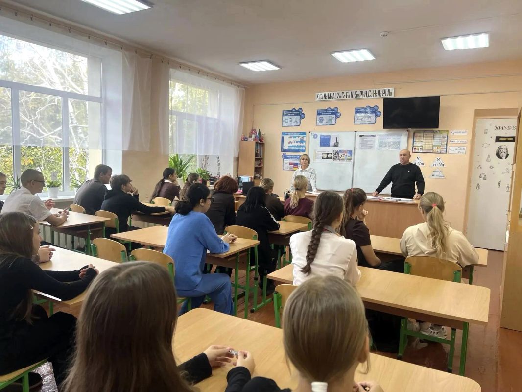 Специалисты Администрации встретились со школьниками Плодородного Специалисты Администрации встретились со школьниками Плодородного